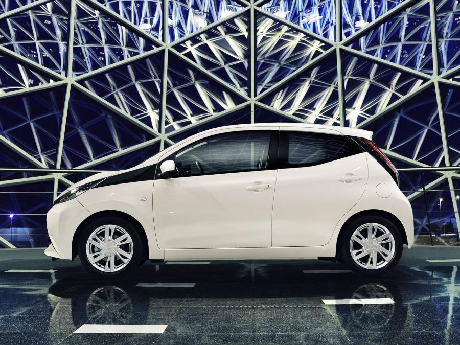  Toyota Aygo x-play 5-Door 2014 года  (фото 11 из 17)